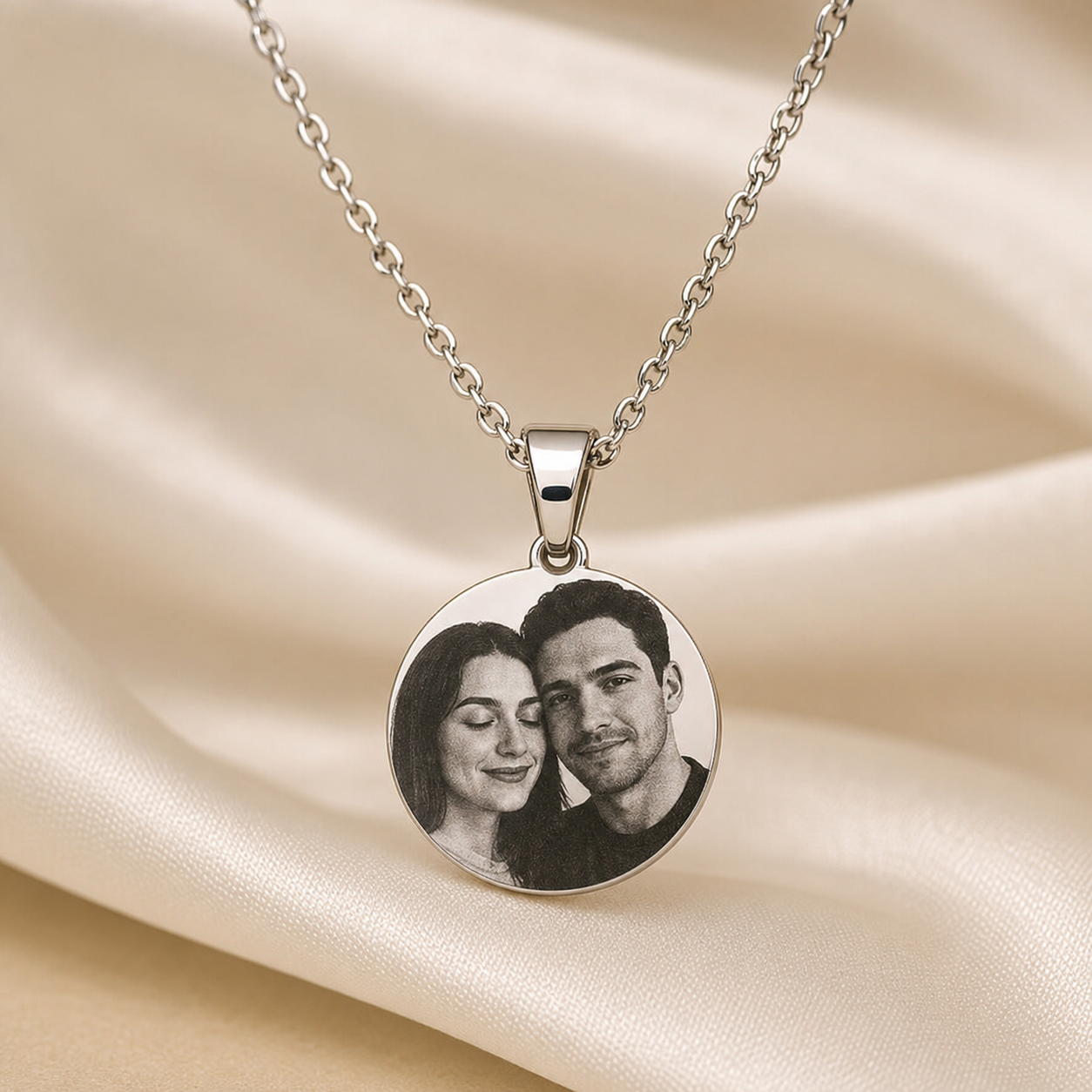 [PAGUE 1, LEVE 2] Colar Personalizado com Foto e Gravação a Laser – Uma Memória para Sempre